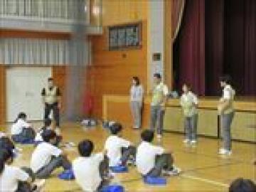 妊婦体験をする生徒と教師の様子
