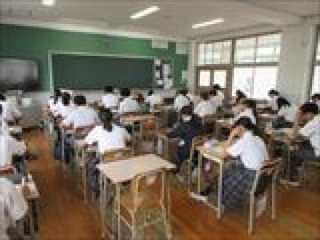 放送で流れる曲を聴きながらメモを取る生徒の様子