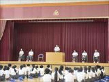 演題で弁論を披露する生徒とそれを聴く生徒たちの様子
