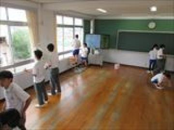 教室を掃除する生徒たちの様子