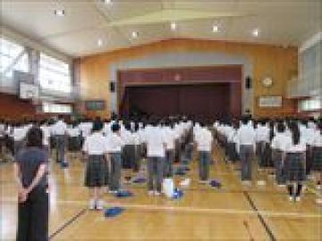 一同礼をする生徒たちの様子