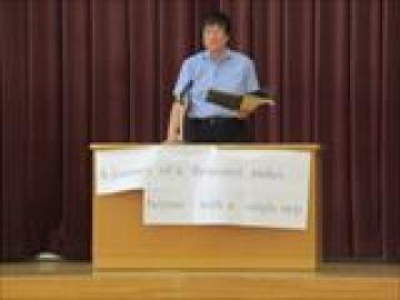 お話をされる校長先生の様子