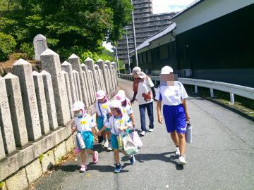 4歳児が園外へ出て、並んで歩いているところ