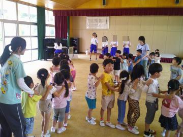 中学生の指揮で、園児が「じゃんけん列車」の遊びをしているところ