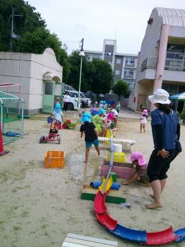 保育室前からスタートした雨どいが砂場付近まで延びている
