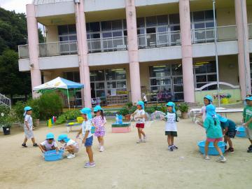 大勢の5歳児が、銘々に、つくった輪っかでシャボン玉を飛ばしているところ