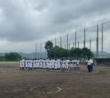 野球場でユニフォームを着た生徒たちが整列して審判団が横に立っている