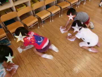 3歳児が部屋の掃除をしている様子