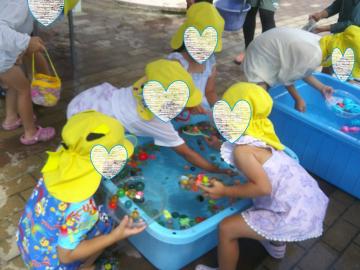 屋外で4歳児たちがスーパーボールをしている様子