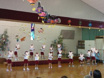 遊戯室で3歳児たちがダンスを披露している様子