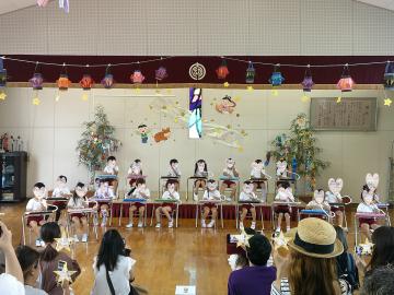 遊戯室で5歳児たちが鍵盤ハーモニカを演奏している様子