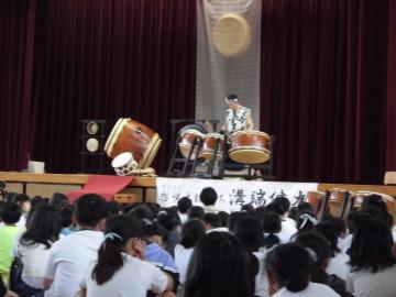 体育館の壇上で披露される溝端健太さんによるオープニング演奏の様子