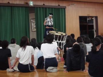 場所を舞台から体育館後方に変えて、とても大きな和太鼓を演奏する演者の様子