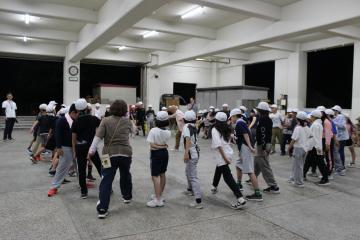オープニングセレモニーでリーダーとダンスを踊る様子