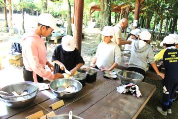 カレーの材料を切っている様子