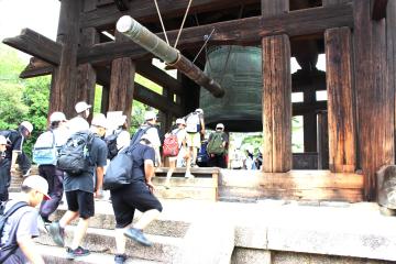 東大寺の鐘楼の下をくぐる様子