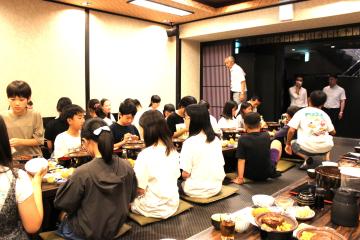 宿舎について夕食をいただく様子