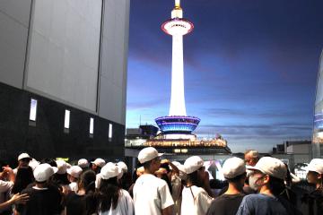 JR京都駅屋上から京都タワーを眺める様子