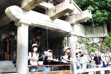 音羽の滝の水を汲んでいる様子