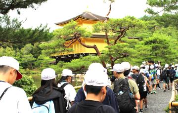 鹿苑寺金閣を目前に散策する様子