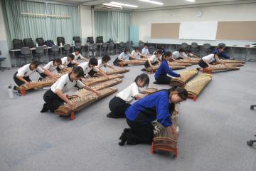 箏曲部の生徒たちが室内で箏の合奏をしている様子