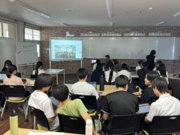 教室内でESS部によるさらに別のクイズに参加している生徒たちの様子
