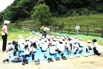 集合してじゃぶじゃぶ池に入る際の注意を受けている様子