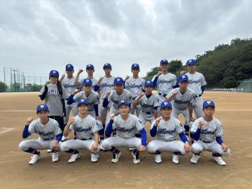 校内のグラウンド上で野球部1期生の生徒たちが集合写真に映っている様子