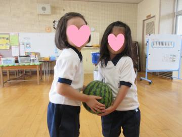 スイカを持っている写真