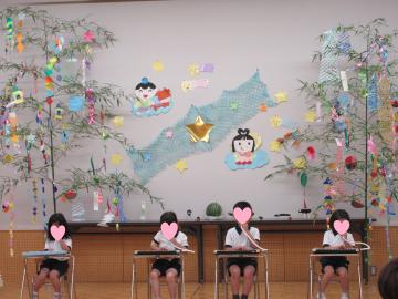 鍵盤ハーモニカを演奏している写真