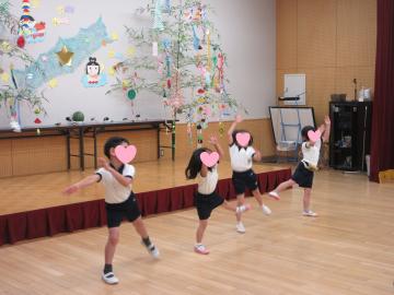 ダンスを踊っている写真