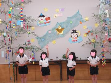 歌を歌っている写真