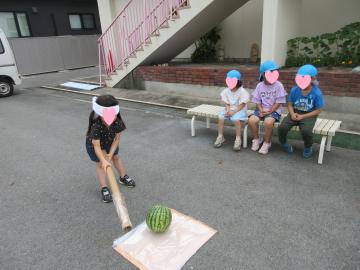 スイカ割をしている写真
