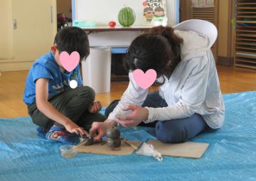 粘土でドラえもんを作っている写真