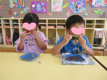 スイカを食べている写真