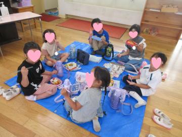お弁当を食べている写真