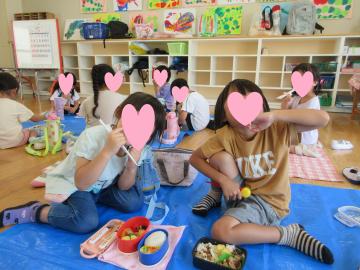 仲良くお弁当を食べている写真