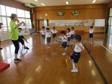 体操遊びで、片足立ちをしている様子