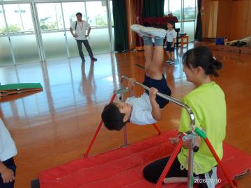 鉄棒で、逆上がりをしている様子