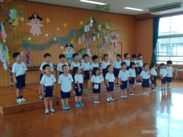 七夕会で年少児と年長児が一緒に歌を歌っている様子