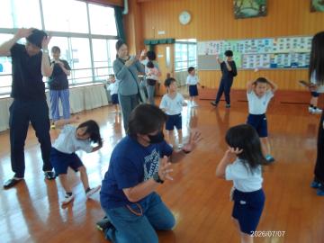年少児が親子でダンスを踊っている様子