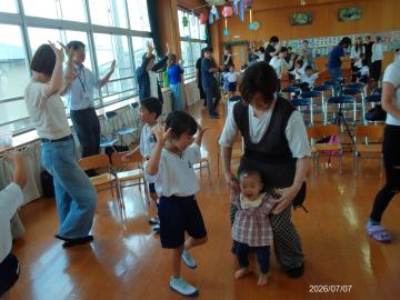 年長児が親子でダンスをしている様子