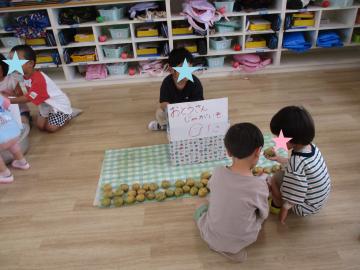 ジャガイモ屋さんごっこで、3、5歳児のなかよしペアでジャガイモを選んでいる様子