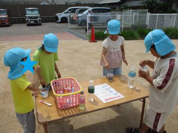 5歳児が自分でシャボン玉液つくりをして遊んでいる様子