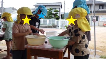 4、5歳児が、泡クリーム遊びをしている様子