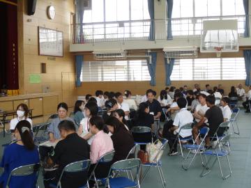 体育館で先生たちが研修をしている様子