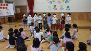 5歳児の親子ゲームグループが、3、4歳児に発表している様子