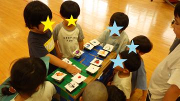 親子ゲームを楽しんでいる様子。4歳児がボタンを押すと5歳児が「ピンポン」「ぶー」などと反応している