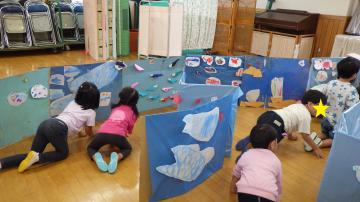 水族館迷路グループの発表で、4歳児が迷路の中を進んでいる様子