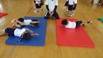4歳児の運動遊びで、マットの上でえんぴつ回りをしている様子